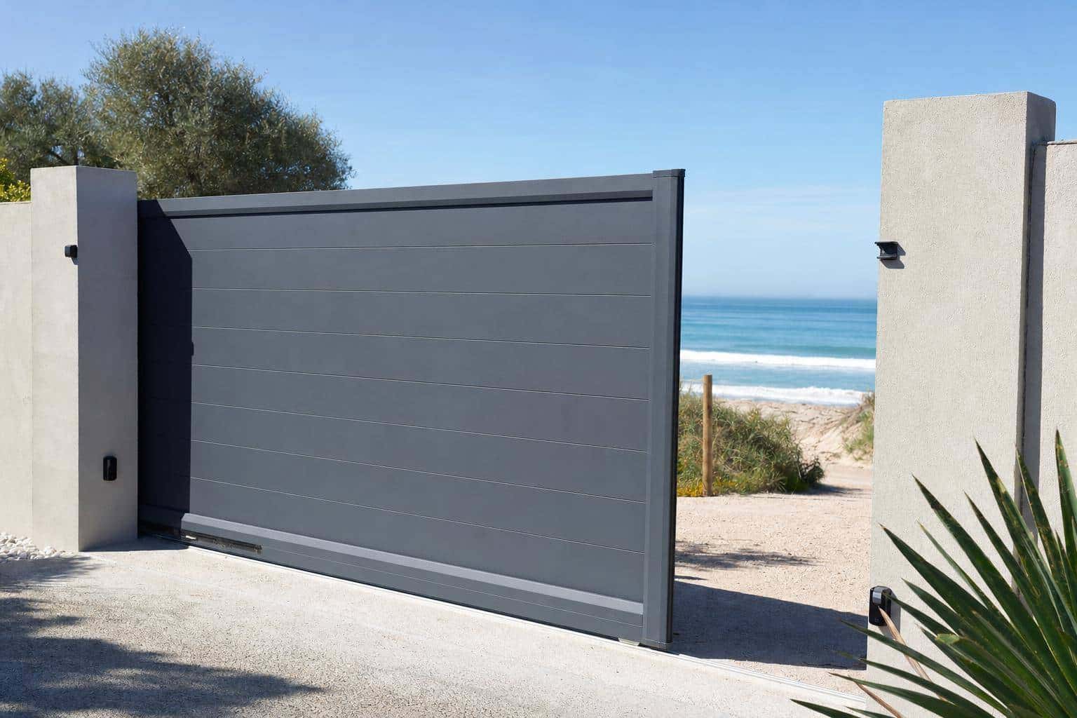 Comment protéger un portail du sable en bord de mer ?