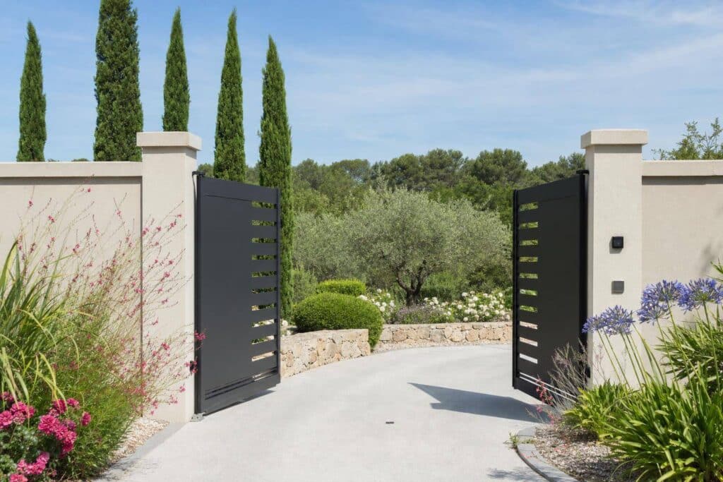 Comment intégrer un portail dans un jardin paysager ?